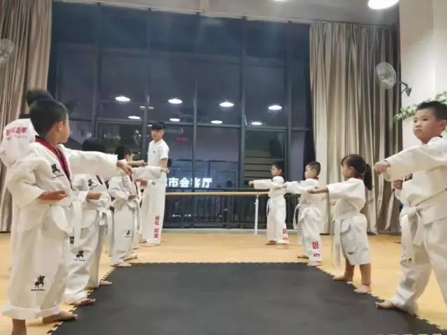 老年篮球爱好者如何练习控卫技巧_2